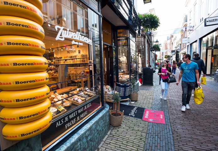 Net als alle andere winkeliers in de binnenstad mag ook de kaasboer op de Lijnmarkt geen waren meer uitstallen voor de deur. Op straffe van een boete (Foto Marnix Schmidt)