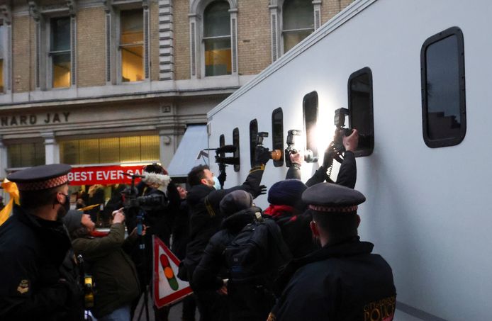 Persfotografen proberen een foto te nemen in het gevangenisbusje met Julian Assange bij aankomst bij de rechtbank in Londen begin januari.
