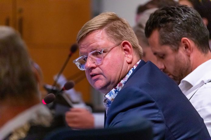 Wethouder Patrick van der Velden is gisteren na een debat vol kritiek over de coronagelden afgetreden.
