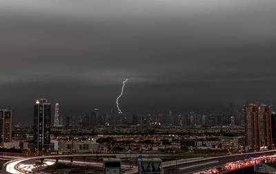 IN BEELD. Woestijnstad Dubai ploetert in het water na ongeziene stortregens: “Mogelijk gevolg van kunstmatig opgewekte regen”