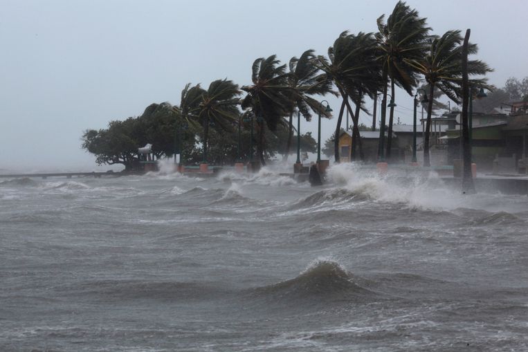 Ook de plaats Fajardo in Puerto Rico ontsnapt niet aan de zeer krachtige orkaan Irma. Beeld reuters