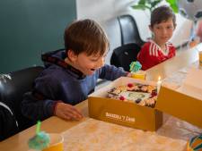 Voetbalclub bezorgt Artem (9) uit Oekraïne een onvergetelijke verjaardag: ‘Zijn vader weer zien, zou het mooiste cadeau zijn’