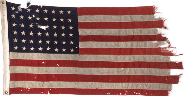 De vlag in de collectie van Bert Kreuk, in 1944 als eerste Amerikaanse vlag aan land gekomen op D-Day. Beeld Collectie Bert Kreuk