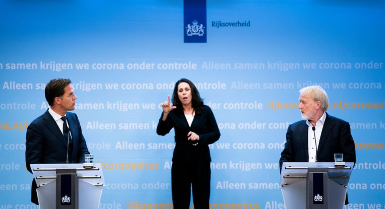 Premier Mark Rutte, de gebarentolk en Jaap van Dissel, directeur van het Centrum Infectieziektebestrijding van het RIVM,  tijdens de persconferentie dinsdag over de verlenging van de coronamaatregelen. Beeld Freek van den Bergh / de Volkskrant