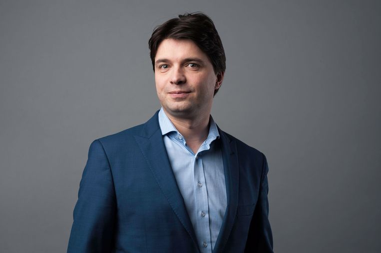 Michaël Van Droogenbroeck: ‘Deze salamicrash op de beurs moet je uitzweten. Zodra de inflatie afneemt, zal de beurs weer klimmen. Daarom heb ik al aandelen bijgekocht.’ Beeld © VRT - Charlie De Keersmaecker