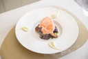 In rook opgegaan: tonijn en zalm sashimi, rokend aan tafel geserveerd.