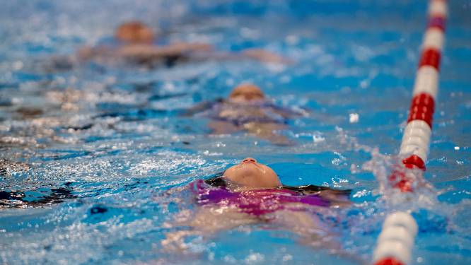 ‘Niet-gevaccineerde ouders willen kind binnen helpen met omkleden’: hulp gezocht voor Tiels zwembad Waalslag