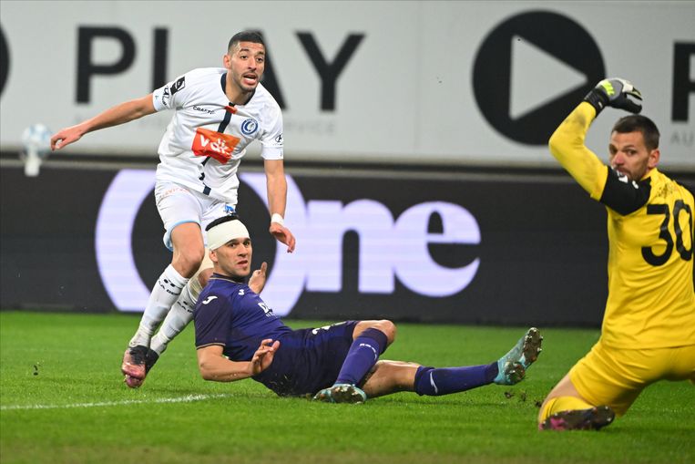 AA Gent-aanvaller Tarik Tissoudali vloert doelman Hendrik Van Crombrugge tien minuten voor affluiten. Beeld Photo News