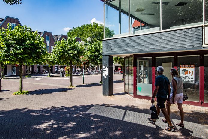 Het Broederenplein in Deventer. Als het aan ondernemers en vastgoedeigenaren in de binnenstad ligt, staat de gemeente wonen tot op de begane grond toe in de strijd tegen winkelleegstand.