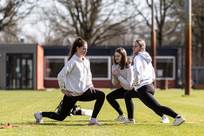 Feya Kothuis en Ella Lubbers uit Doetinchem en Britt Jagersma (vlnr) uit Doesburg sporten samen op de sportvelden aan de Stokhorstweg.
