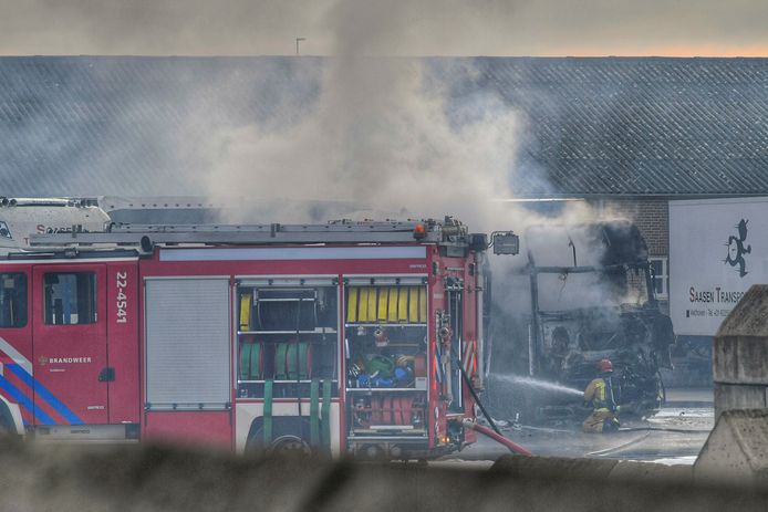 Vrachtwagens verwoest door brand in Veldhoven.