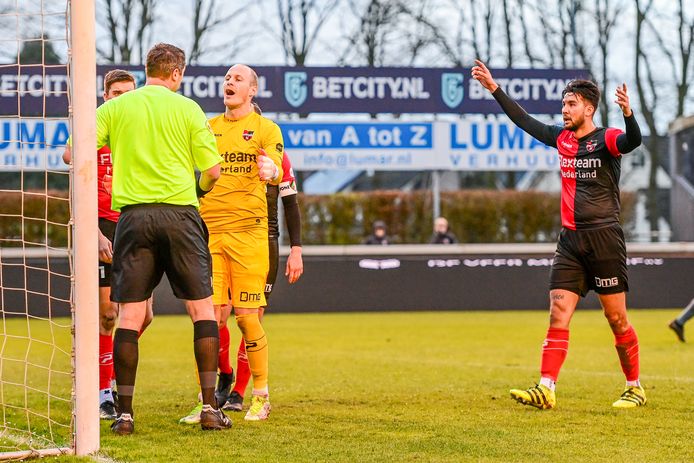 Verbijstering bij doelman Niels Kornelis en verdediger Gino van den Berg na de rode kaart van Tjeu Langeveld (links achter scheidsrechter).