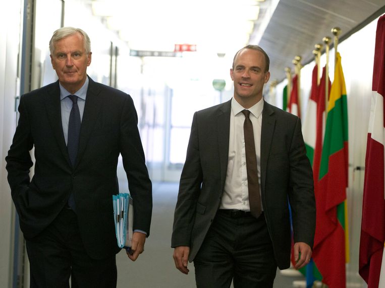 Brits Brexit-minister Dominic Raab (rechts) en brexit-onderhandelaar voor de EU Michel Barnier. Beeld EPA