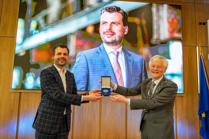 Berend de Vries ontvangt de Zilveren Erepenning van burgemeester Theo Weterings.