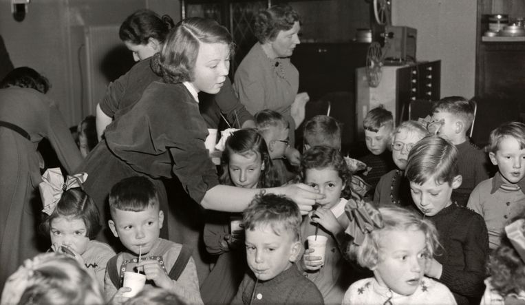 Jonge slachtoffers van de Watersnoodramp te gast op Paleis Soestdijk waar ze door koningin Juliana en prinses Beatrix worden getrakteerd op een versnapering. Nederland, 15 februari 1953. Beeld Brunopress