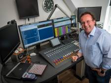 NPO Radio 2-dj wil ‘de wereld opfleuren’ en begint in Elburg: ‘Als ik 04.15 uur thuiskom, ga ik eerst aan het werk’