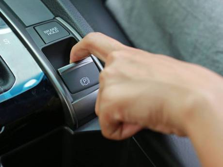 Moet je de handrem gebruiken bij een auto met automaat? | Auto | AD.nl