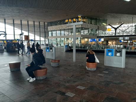 Rotterdam CS heeft nu stenen poefjes in plaats van bankjes: ‘We willen niet dat overlast terugkeert’