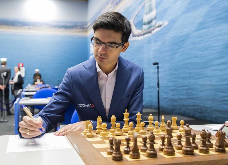Anish Giri tijdens de eerste ronde van de 81e editie van het Tata Steel Chess Tournament. Beeld ANP
