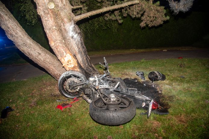 De bestuurder knalde tegen een boom waarna zijn motor in brand vloog.