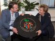 Het eerste exemplaar getoond door wethouders Frank Groen en Carla Kreuk.