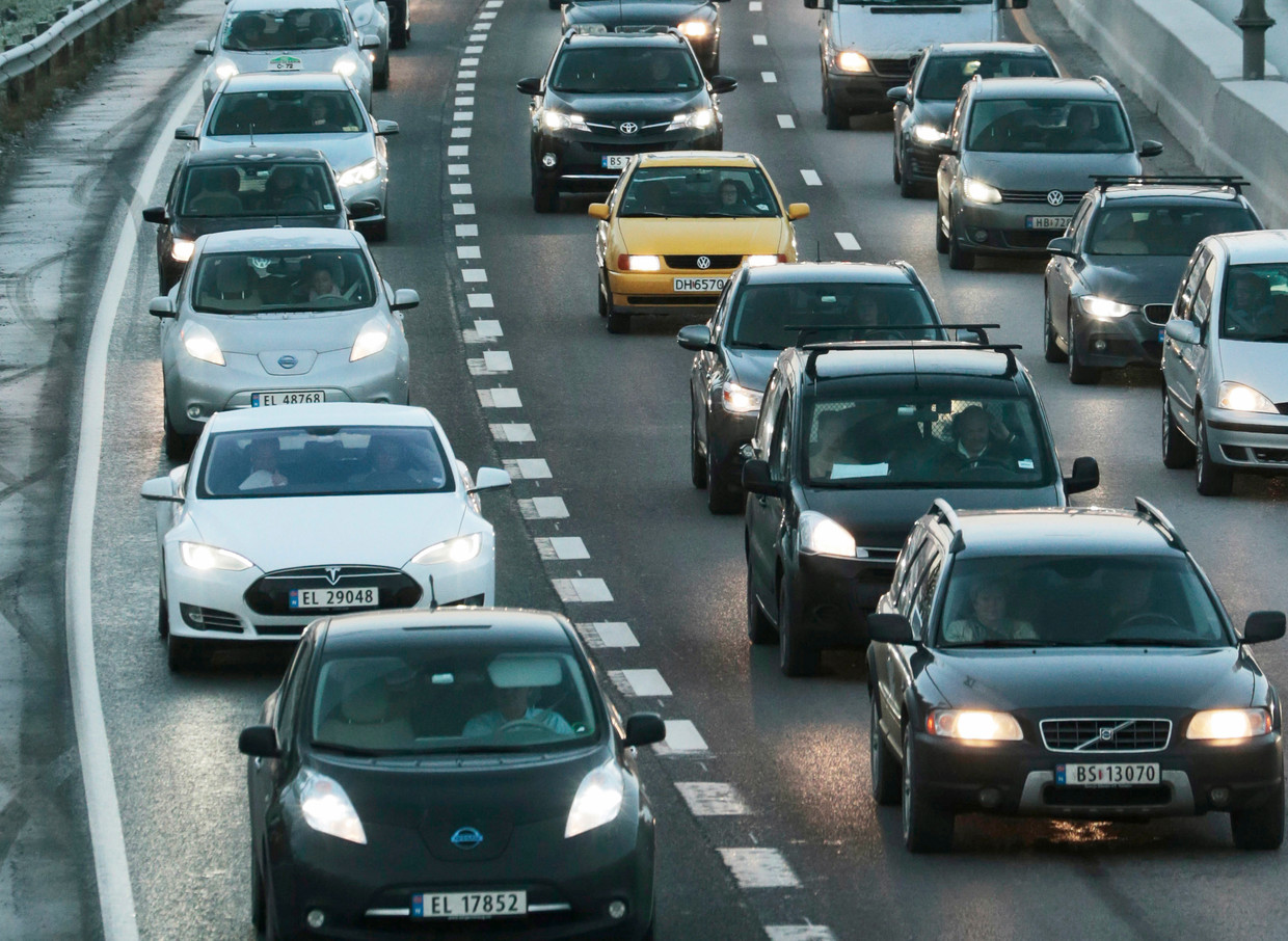 Elektrische auto's mogen op de busbaan rijden in de file in Oslo. Beeld AP