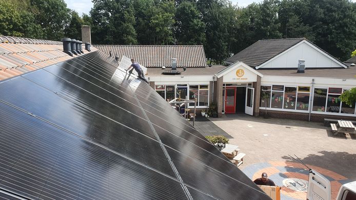 Op het dak van Het Anker zijn 56 zonnepanelen gelegd.