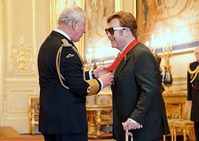 Revaliderende Elton John krijgt bijzondere onderscheiding van prins Charles