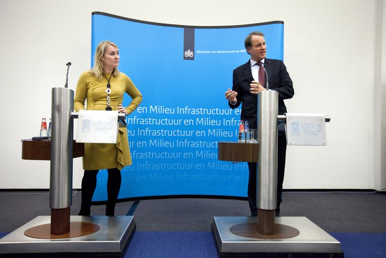 (Foto uit 2011) Minister Melanie Schultz van Haegen en NS topman Bert Meerstadt lichten het reddingsplan over de financiele problemen bij de HSA, de exploitant van de hogesnelheidslijn, toe. Beeld anp
