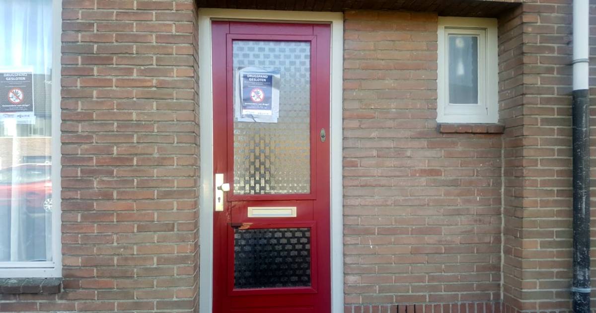 Mede dankzij een tip via Meld Misdaad Anoniem vond de politie een vuurwapen, munitie, een kleine hoeveelheid harddrugs en enkele duizenden euro's aan bankbiljetten in de woning in Gorinchem. Een 35-jarige man en een 34-jarige vrouw zijn aangehouden..