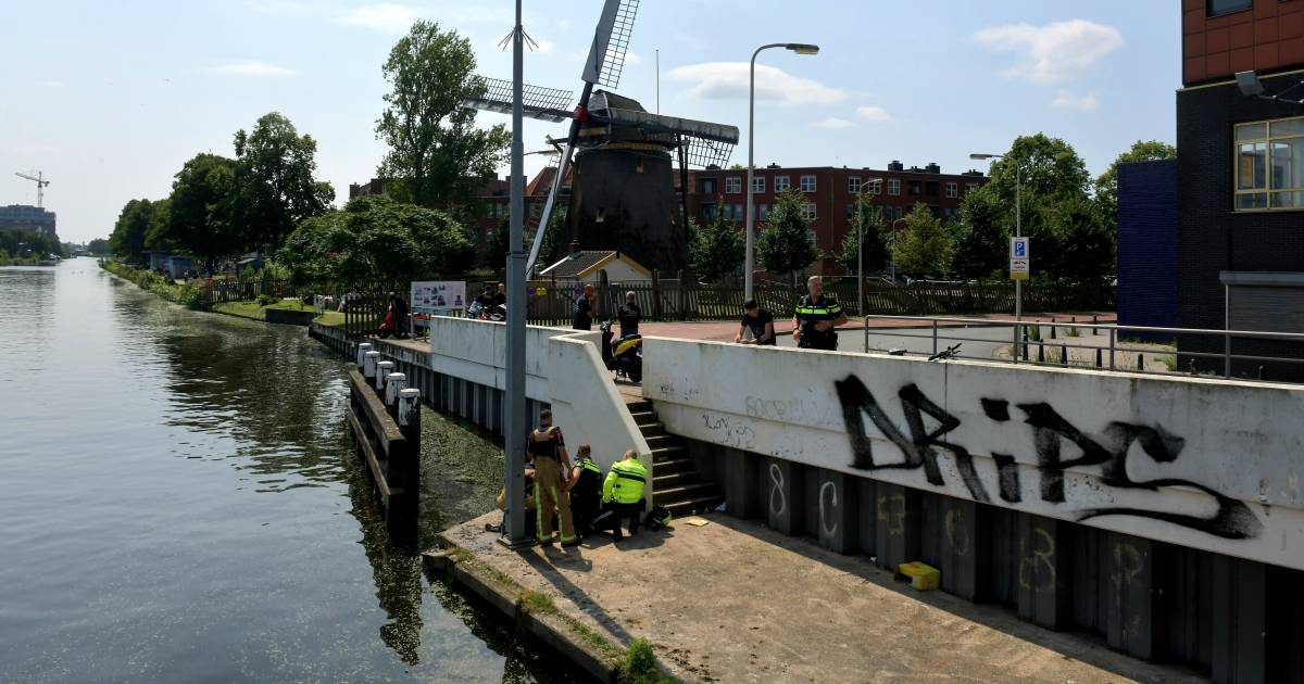 Omstander en hulpdiensten redden kind uit water aan de Schepradstraat in Den Haag .
