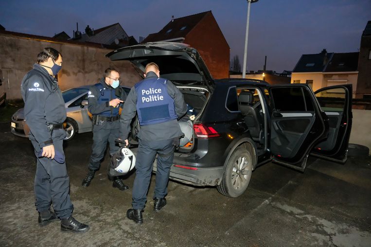 Commissaris Filip  Bombaert en inspecteurs Gaetan en Adrien laden hun beschermingsmateriaal in. Beeld Marc Baert
