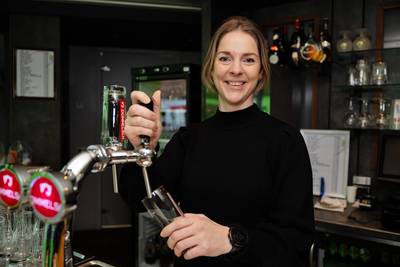 Anouk voelt zich helemaal thuis achter de tap in De Schakel: ‘Dit was een buitenkansje’