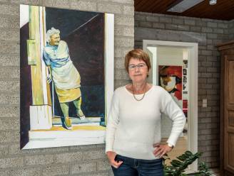 Hilde (68) toont voor het eerst haar kunstwerken in expo: “Oude familiefoto’s inspireerden me om aan het werk te gaan”