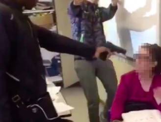 VIDEO. Tiener (16) bedreigt lerares en houdt nepwapen tegen haar hoofd