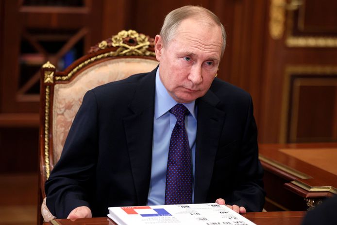 President Vladimir Poetin ondertekende deze zomer de wet die vandaag van kracht werd. Buitenlanders die langer dan drie maanden in Rusland verblijven, zouden zich om de drie maanden moeten laten testen op lepra, tuberculose, hiv, syfilis en drugs.
