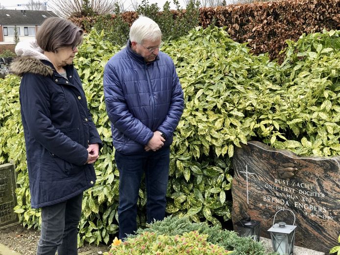 Truus en Johan Engbers bij het graf van hun verongelukte dochtertje Brenda op het kerkhof in Deurningen.