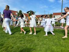 150 pinksterbruidjes dansen in centrum van Borne, maar waarom? ‘Door tijd heen meerdere lezingen ontstaan’
