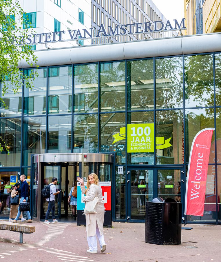 Een knap staaltje acteerwerk, want pas later hoorden we welke veiligheidszorgen er achter deze eerste studentenfoto’s van Amalia schuil gingen. Lachen voor het vogeltje, wat er ook gebeurt, 5 september 2022. Beeld Koninklijk Huis