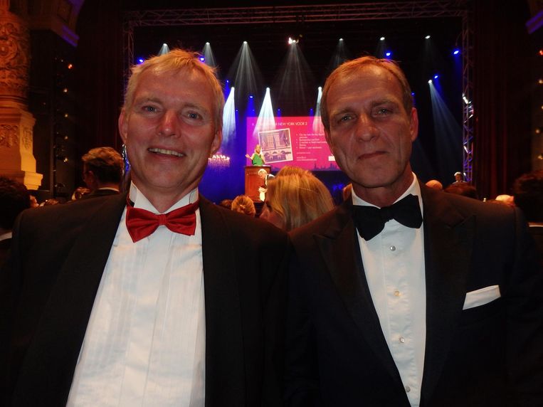 Robert Dingemanse (Pal-V) en Erik van der Burg (Vida Real). De vliegendeauto-experience ¿ ook over het eigen huis thuis ¿ gaat weg voor 4000 euro Beeld Schuim