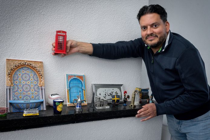 Tijani Goullet organiseert speciale reizen voor moslims. Op zijn schoorsteenmantel staan herinneringen aan zijn verre reizen.