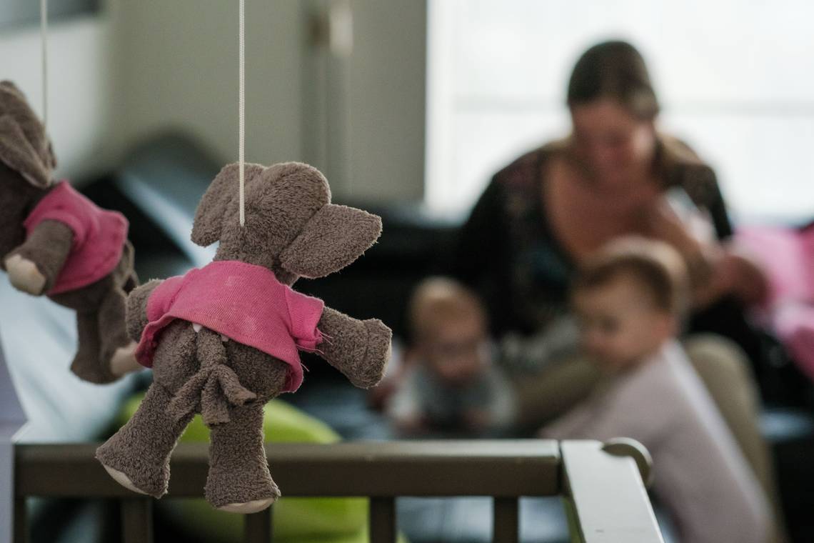Nog amper kinderen voor adoptie, wel recordnood aan pleeggezinnen: waarom Vlaanderen de wachtlijsten samenvoegt