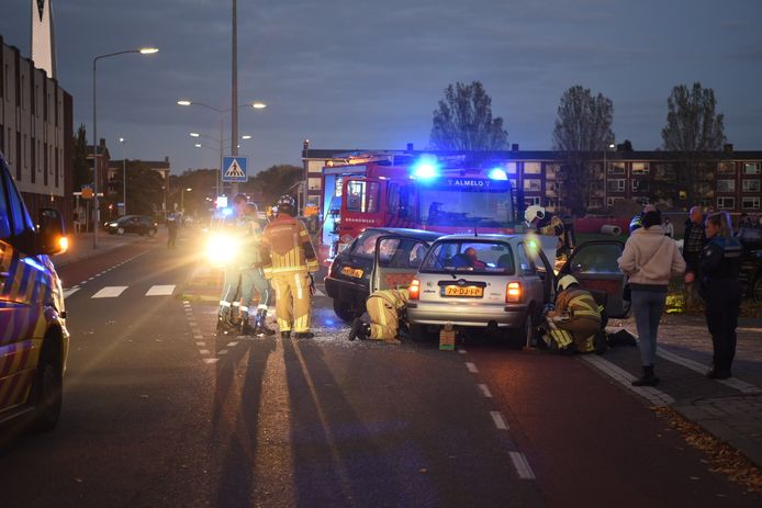 De brandweer moest een gekneld geraakte inzittende uit de beschadigde auto bevrijden.
