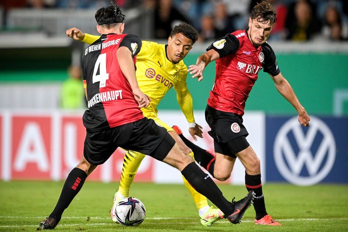 Donyell Malen in actie tegen Wehen Wiesbaden in de DFB-Pokal.