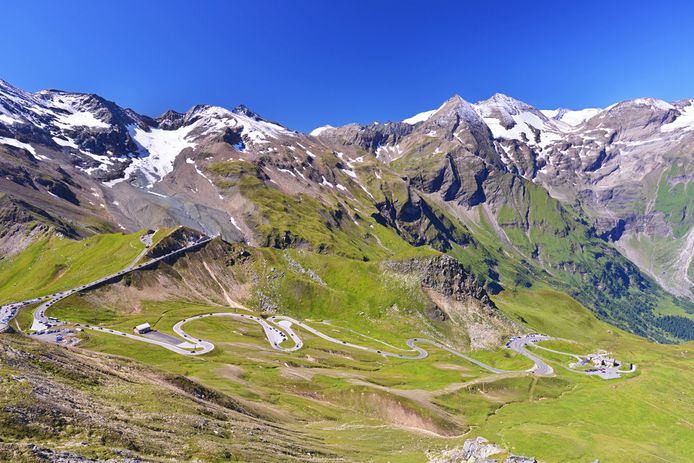 De weg slingert door het nationale park Hohe Tauern en gaat tot een hoogte van bijna 2600 meter.