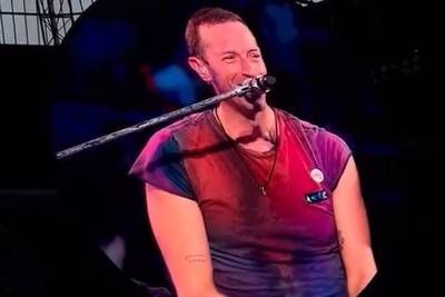 Ook Coldplay springt mee op de ‘Barbie’-hype: Chris Martin zingt ‘Barbie Girl’ voor uitverkochte arena