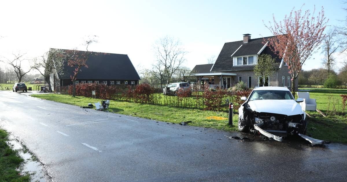Auto belandt in tuin van een woning na botsing in buitengebied van Wierden.