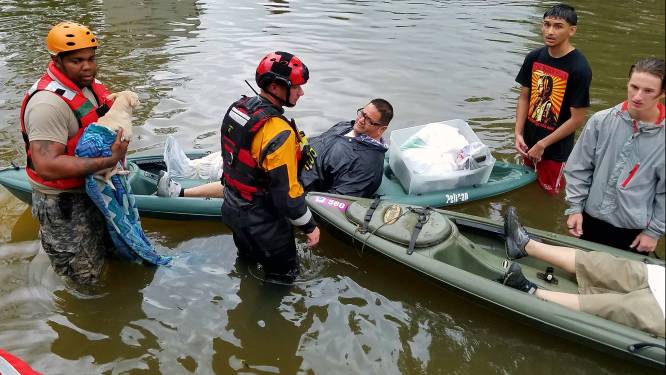 Ordre d'évacuation au sud de Houston en raison de brèches dans une digue