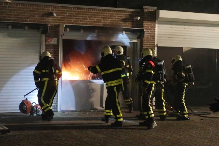 Brandweermannen maandagavond aan het werk bij de garagebox in Breda waar de 49-jarige man in brand was gestoken. Beeld ANP