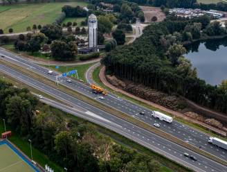 Tilburger slaat autoruit in van bestuurder die hem niet liet invoegen: ‘Ben toch niet de enige die zo reageert?’